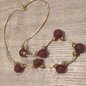 🏷️LAST CHANCE SALE $5 ITEM Vintage Carved Lucite Flower Gold Tone Necklace